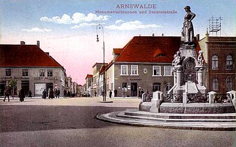 Arnswalde -- Marktplatz mit Brunnen um 1940