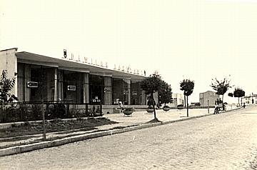 Dobiegniew -- Neuer Supermarkt am Marktplatz um 1956