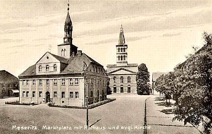 Meseritz -- Marktplatz mit Rathaus und Kirche