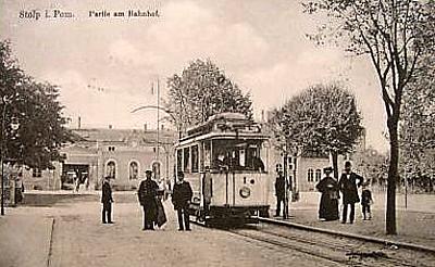 Pommern -- Stra&szlig;enbahn am Bahnhof von Stolp