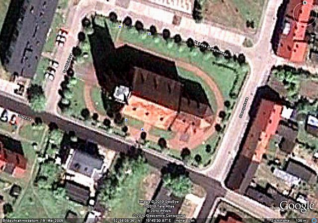 Dobiegniew -- Satelliten-Foto von der markanten Kirche im Mai 2009