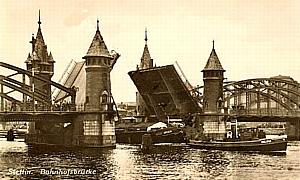 Stettin/Pm -- Bahnhofsbr&uuml;cke hochgeklappt