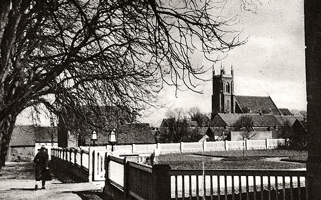 Woldenberg/Neumark -- Am Krankenhaus mit Blick auf die Kirche um 1930
