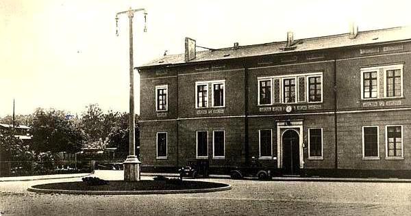 Woldenberg -- Bahnhof mit Vorplatz